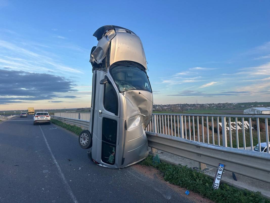 Takla atanı, ters döneni gördük ama bu araç bariyere çarpınca dik durdu! 5